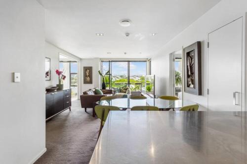 Perfection, Style, 2BR, 2BA, 2 Free Carpark 400m to Eden Park in Auckland