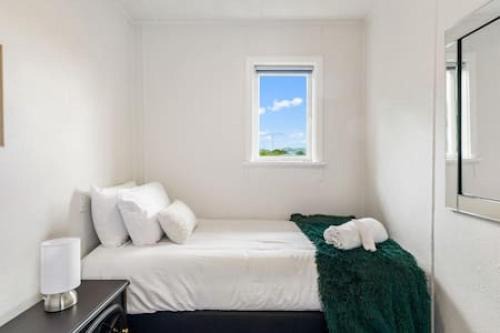 Top-Floor Three-Bedroom Close to WestCity