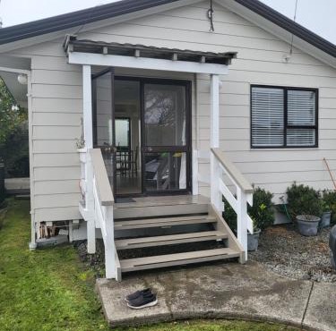 Orewa Cute, Cosy Cottage on Centreway! in Auckland