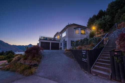 Awesomely Lakeview Queenstown Home in Queenstown