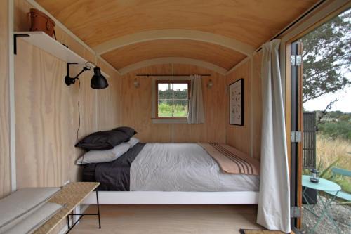 The Bird Hide - rustic luxury by the water in Dunedin
